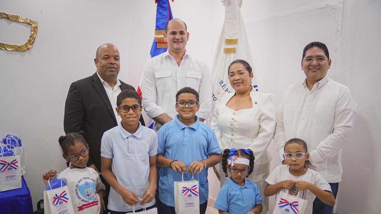 Entrega de lentes correctivos para mejorar la salud visual de estudiantes en República Dominicana