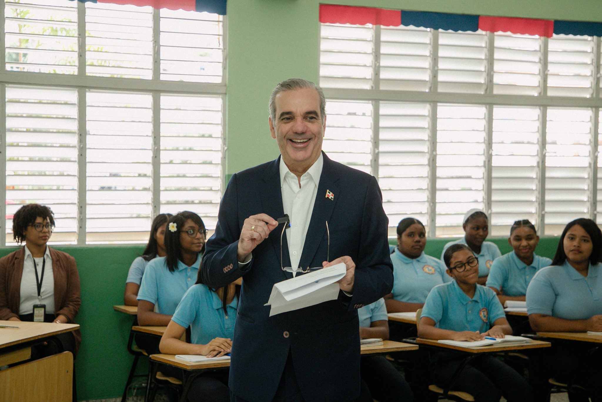 Presidente Abinader imparte clase sobre Moral y Cívica en liceo de Santo Domingo