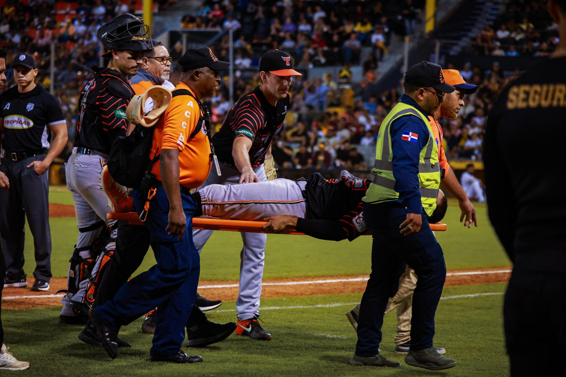 Gilberto Celestino, Jugador de los Toros del Este, Sale Lesionado en Victoria 17-1