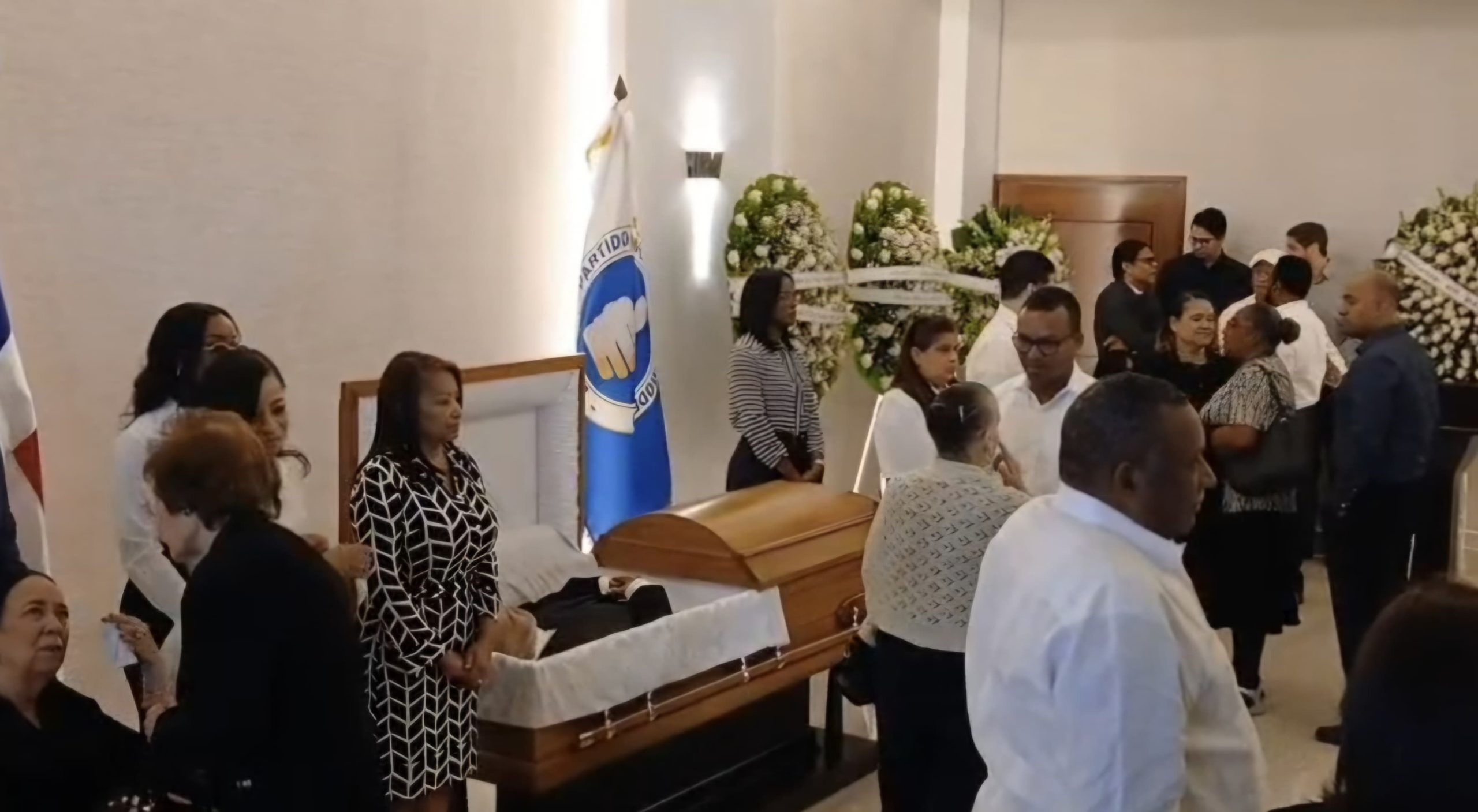 Líderes políticos rinden homenaje a Ramón Alburquerque en su velorio