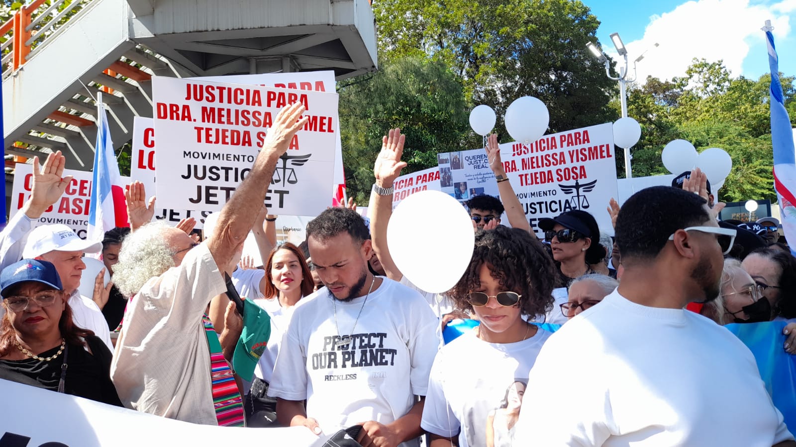 El padre Rogelio Cruz rinde homenaje a víctimas del desplome en discoteca Jet Set