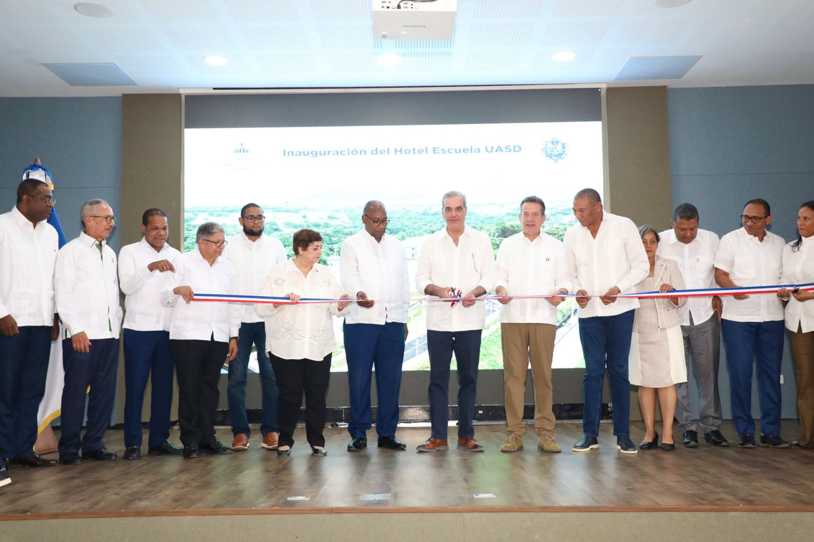 Presidente Abinader inaugura Hotel Escuela de la UASD en El Seibo