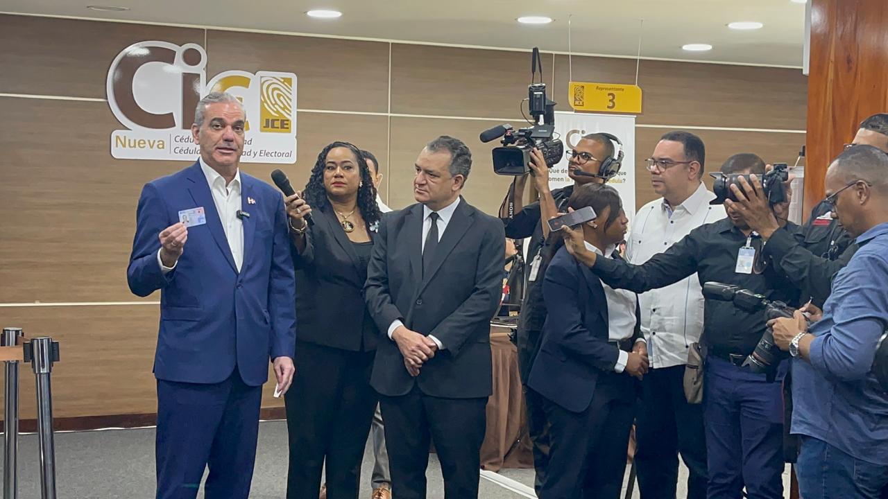 La JCE entrega la primera cédula de identidad y electoral al presidente Abinader