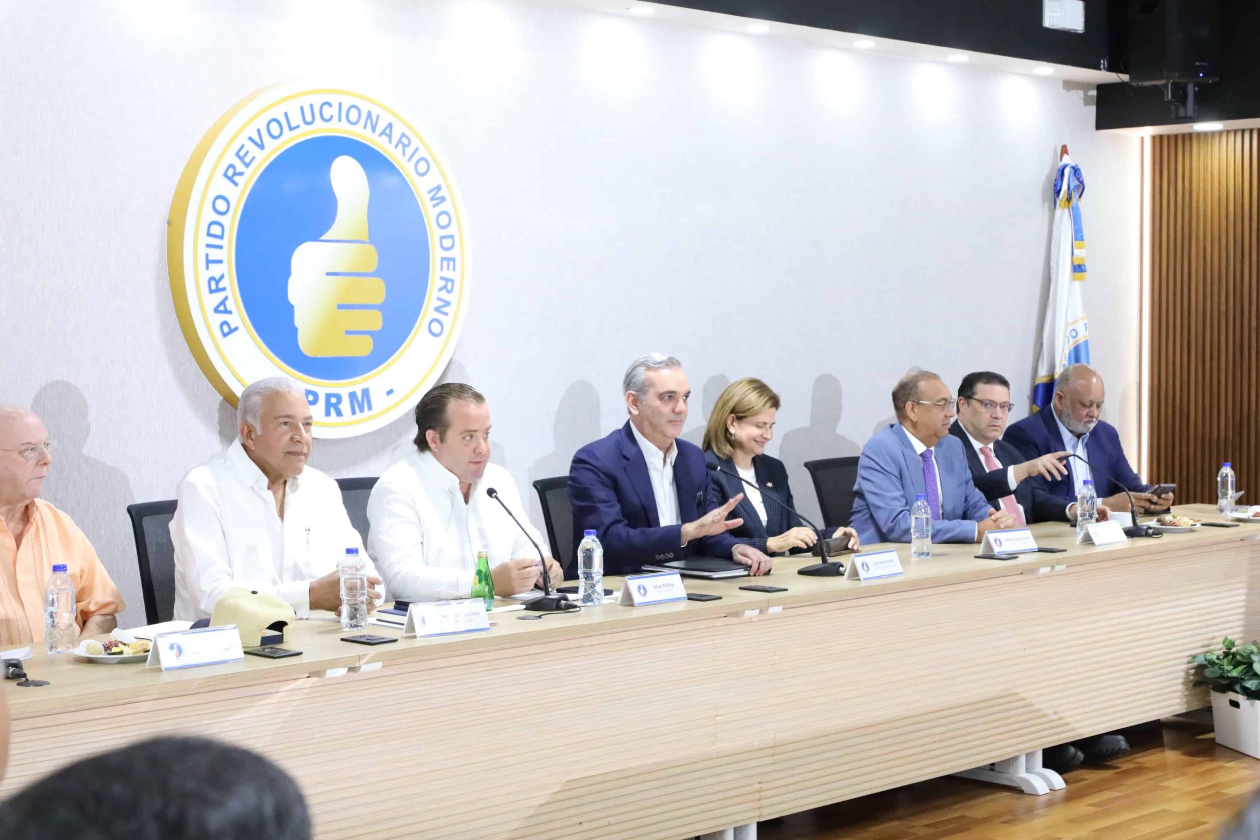 Creciente descontento en el PRM por cercanía del gobierno con figuras cuestionadas