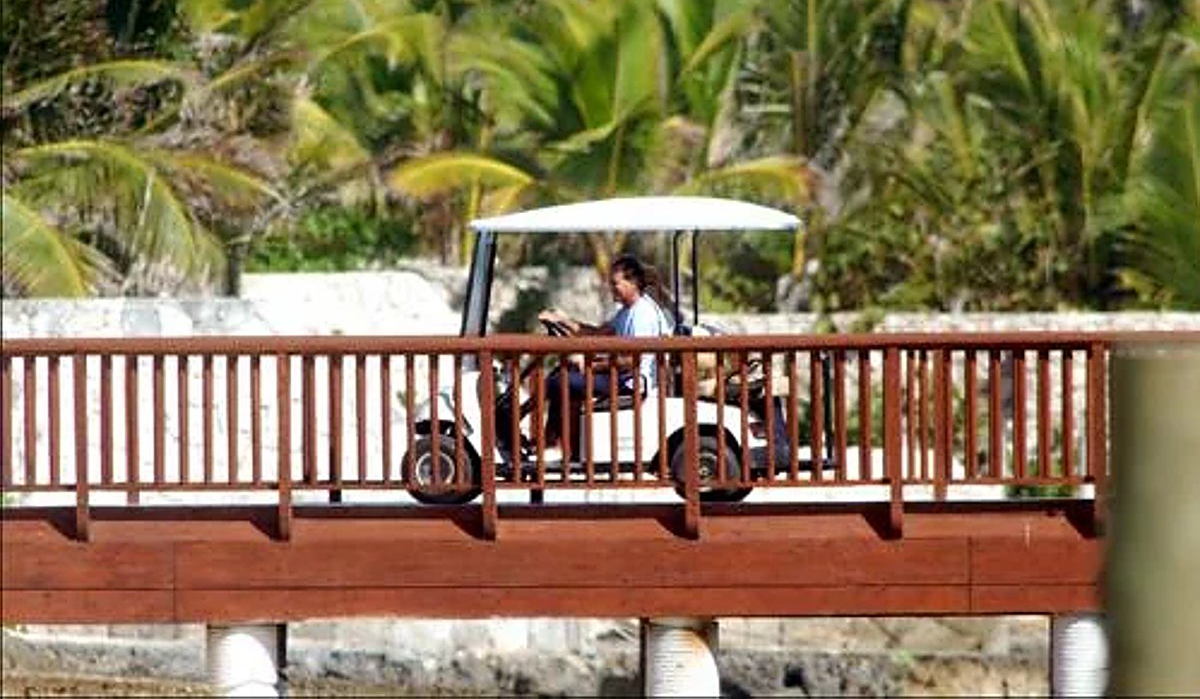 Julio Iglesias se defiende en Punta Cana ante acusaciones de abuso sexual