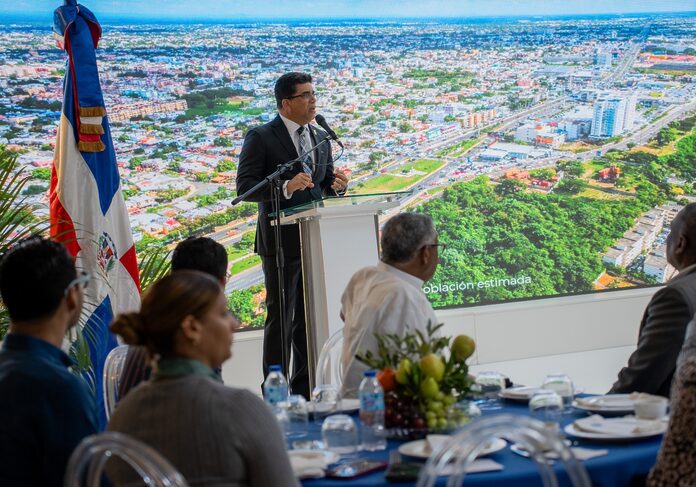 Dío Astacio presenta proyecto de remozamiento de la avenida Sabana Larga