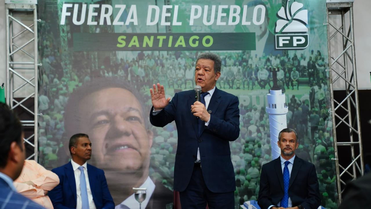 Leonel Fernández critica al PRM por incumplimientos en salud y educación