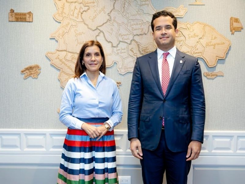 La embajadora de EE. UU. se reúne con el senador Omar Fernández