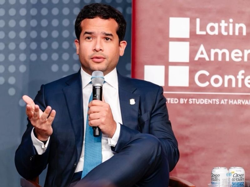 Senador Omar Fernández presenta paquete legislativo para la economía dominicana