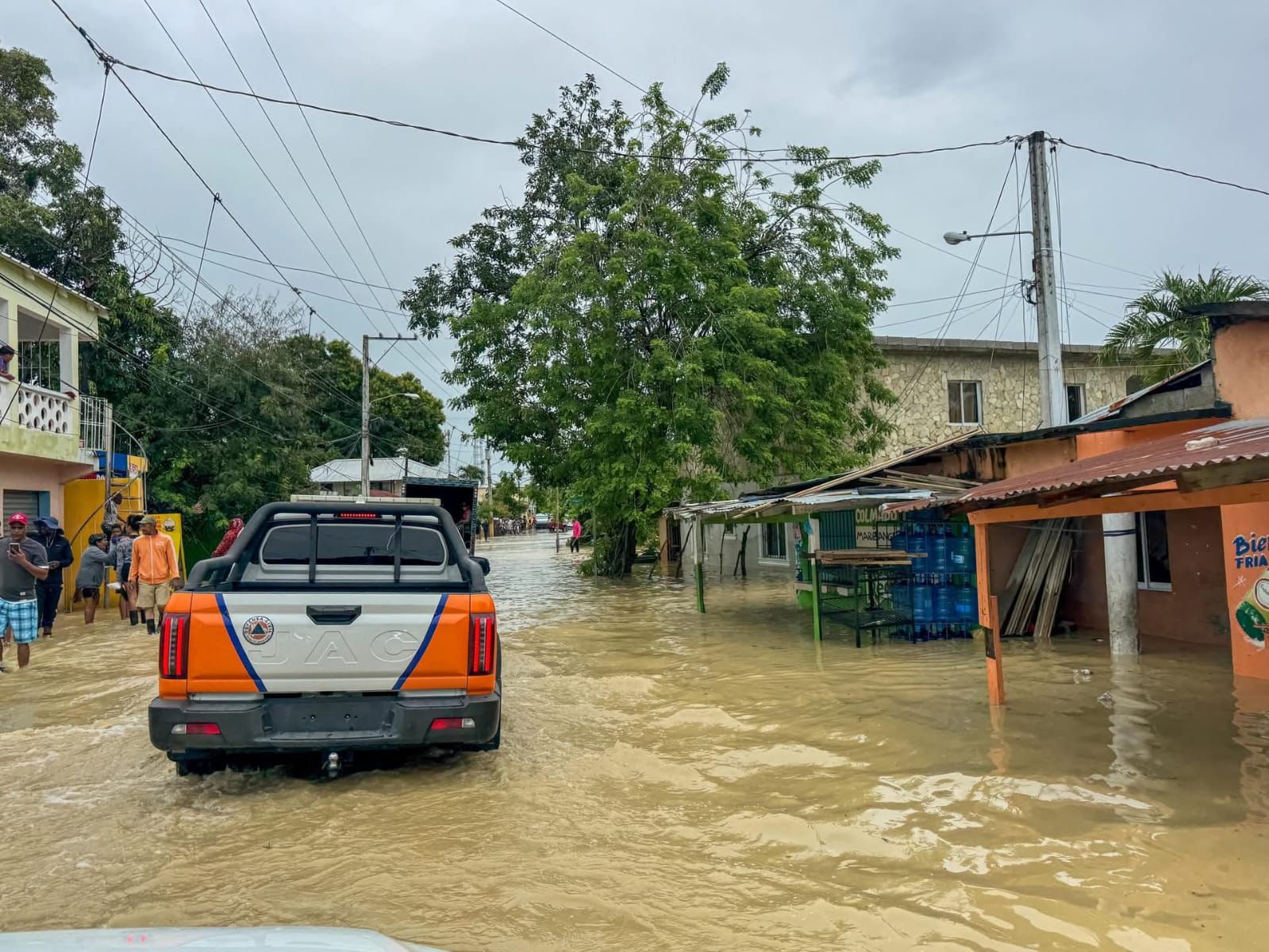 Defensa Civil rescata familias afectadas por inundaciones en Sabaneta de Yásica