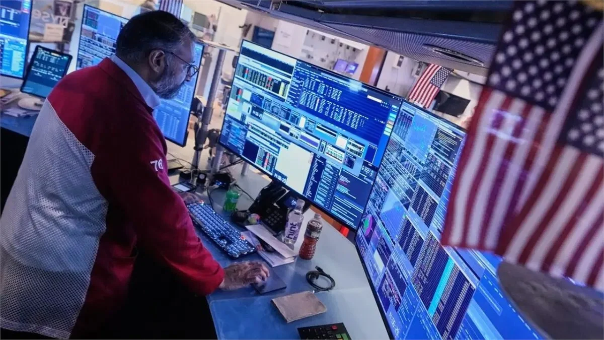 Wall Street cierra en rojo jornada, semana y mes por temores de IA