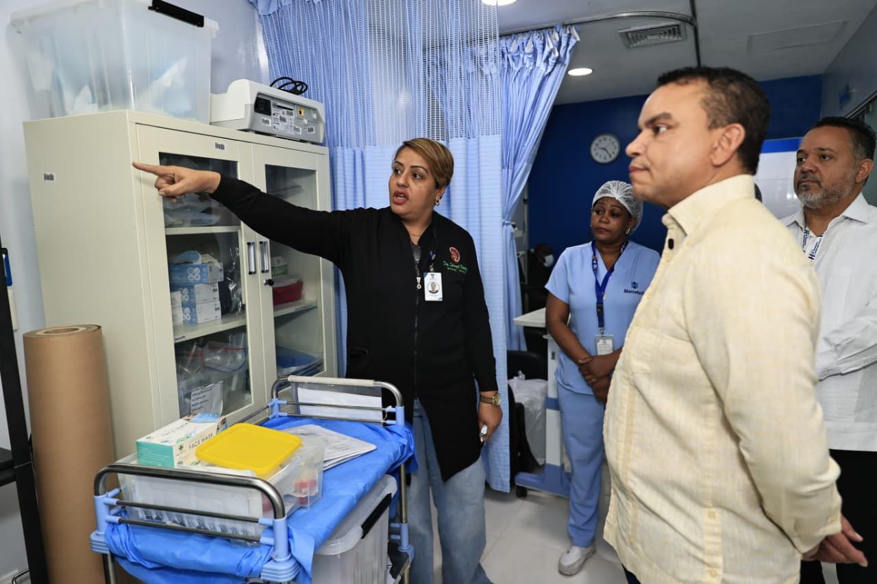 Julio Landrón destaca humanización durante visita no programada al Moscoso Puello