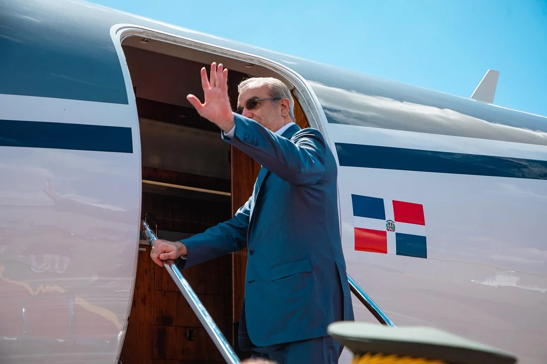 Abinader viaja hoy a París para reunión con Macron y OCDE