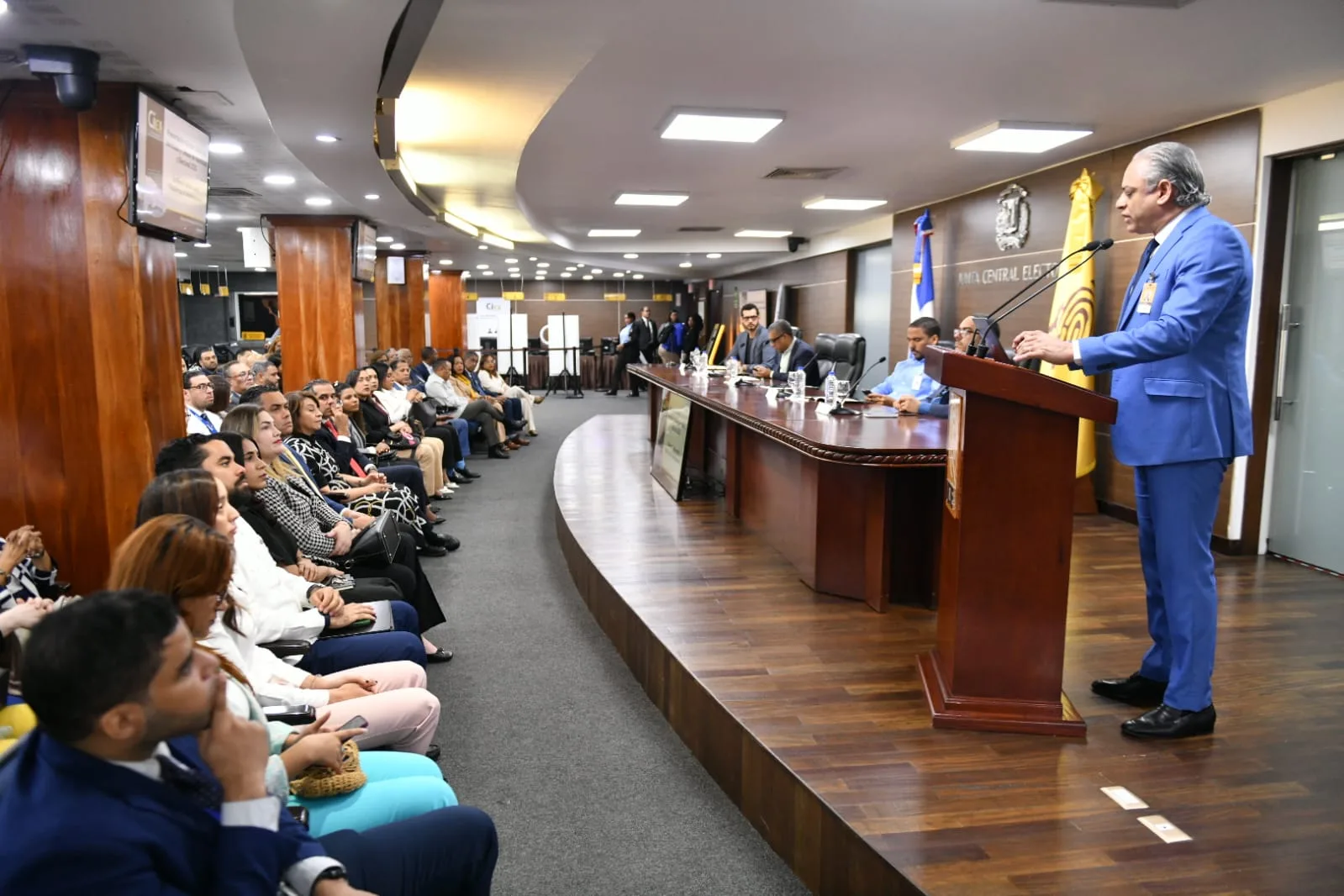 JCE socializa con entidades financieras características de la nueva cédula