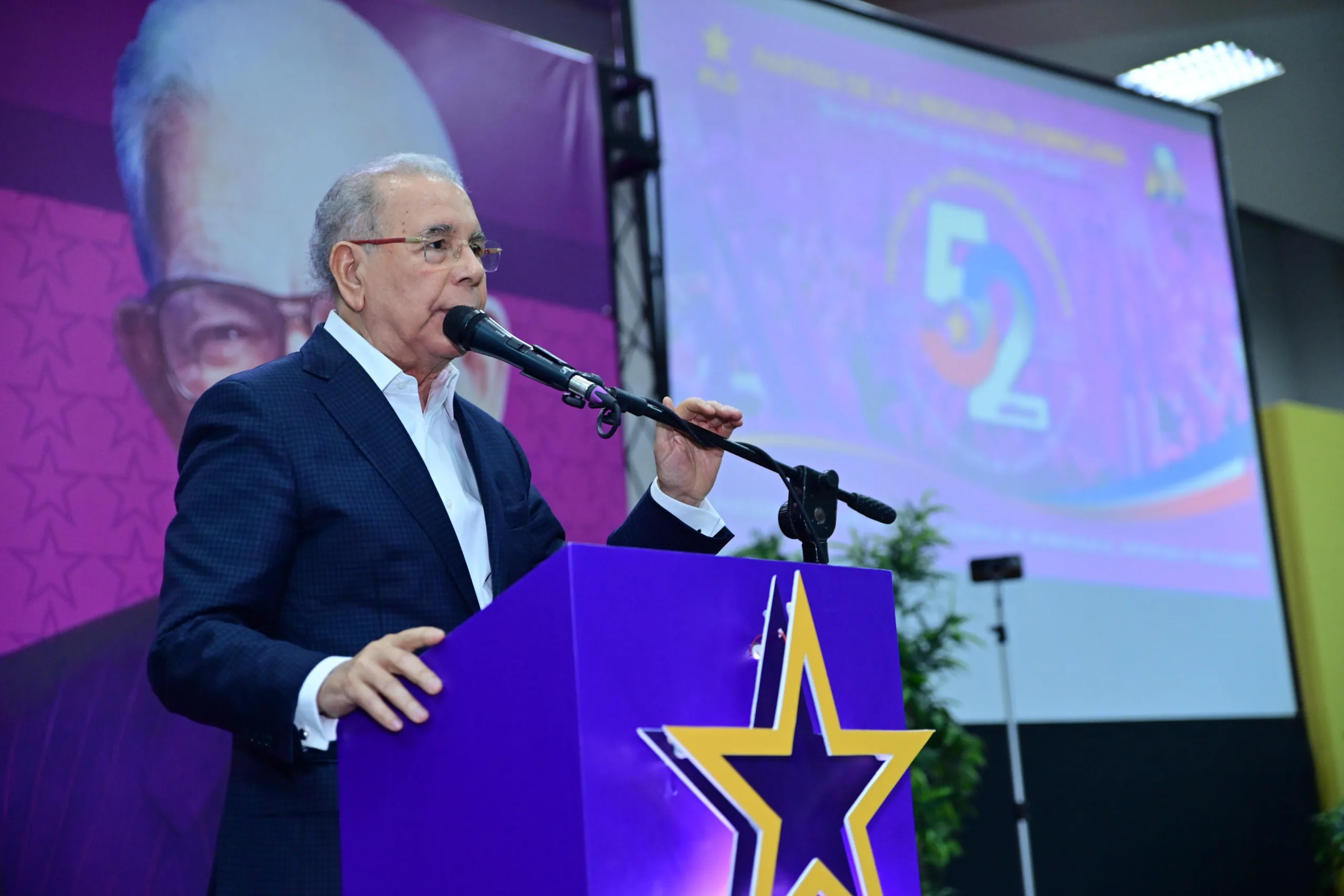 Danilo Medina: “En crisis, el Gobierno debe sacrificarse primero”