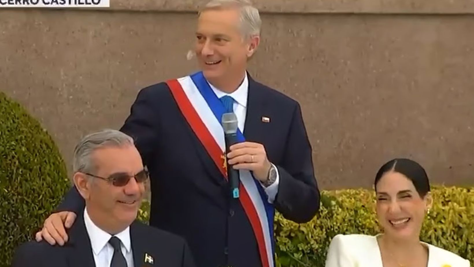 Kast rompe protocolo y felicita a Abinader y Arbaje por aniversario