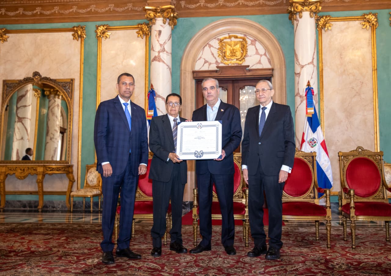 Abinader otorga condecoración póstuma a Orlando Martínez