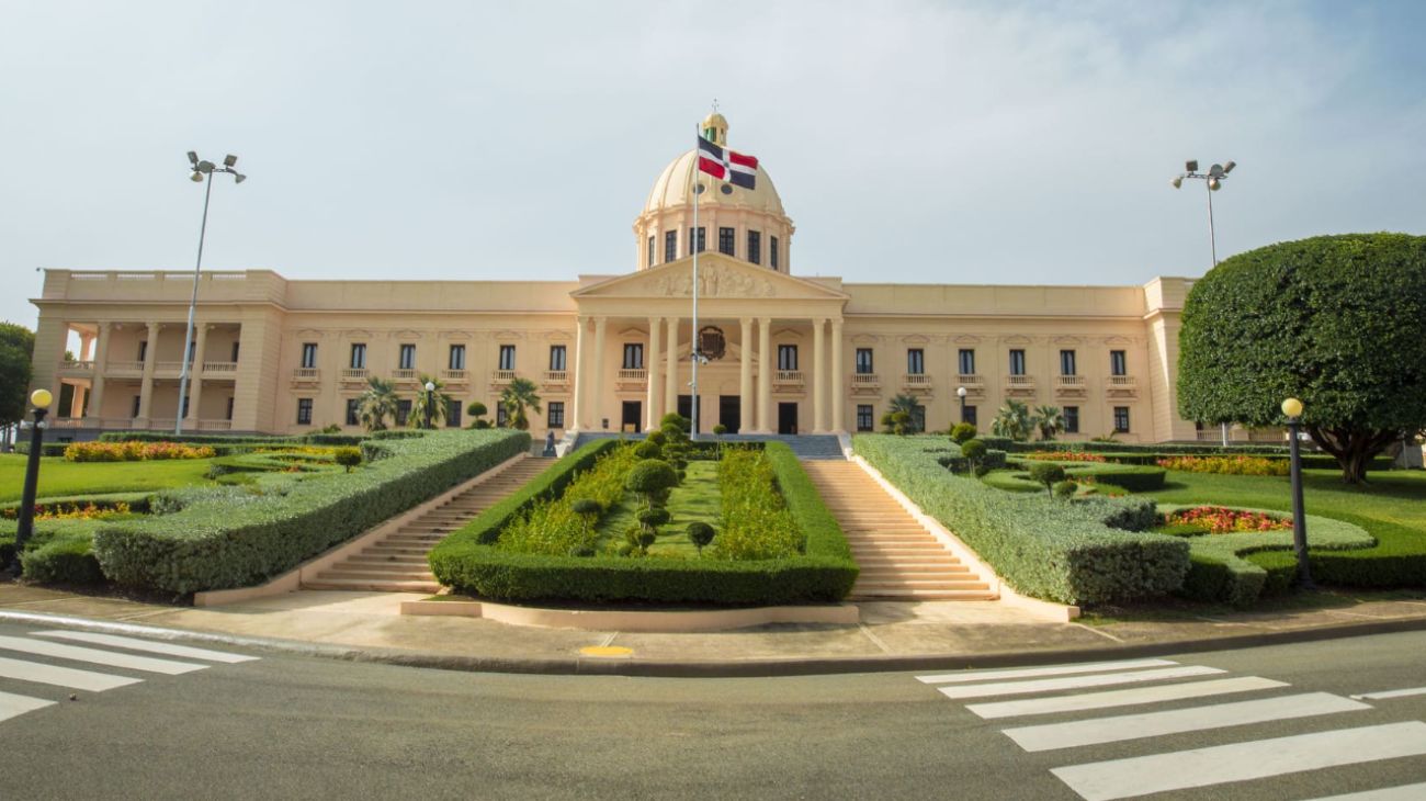 Presidente Abinader establece comisión para Museo Histórico de la Gesta de Abril