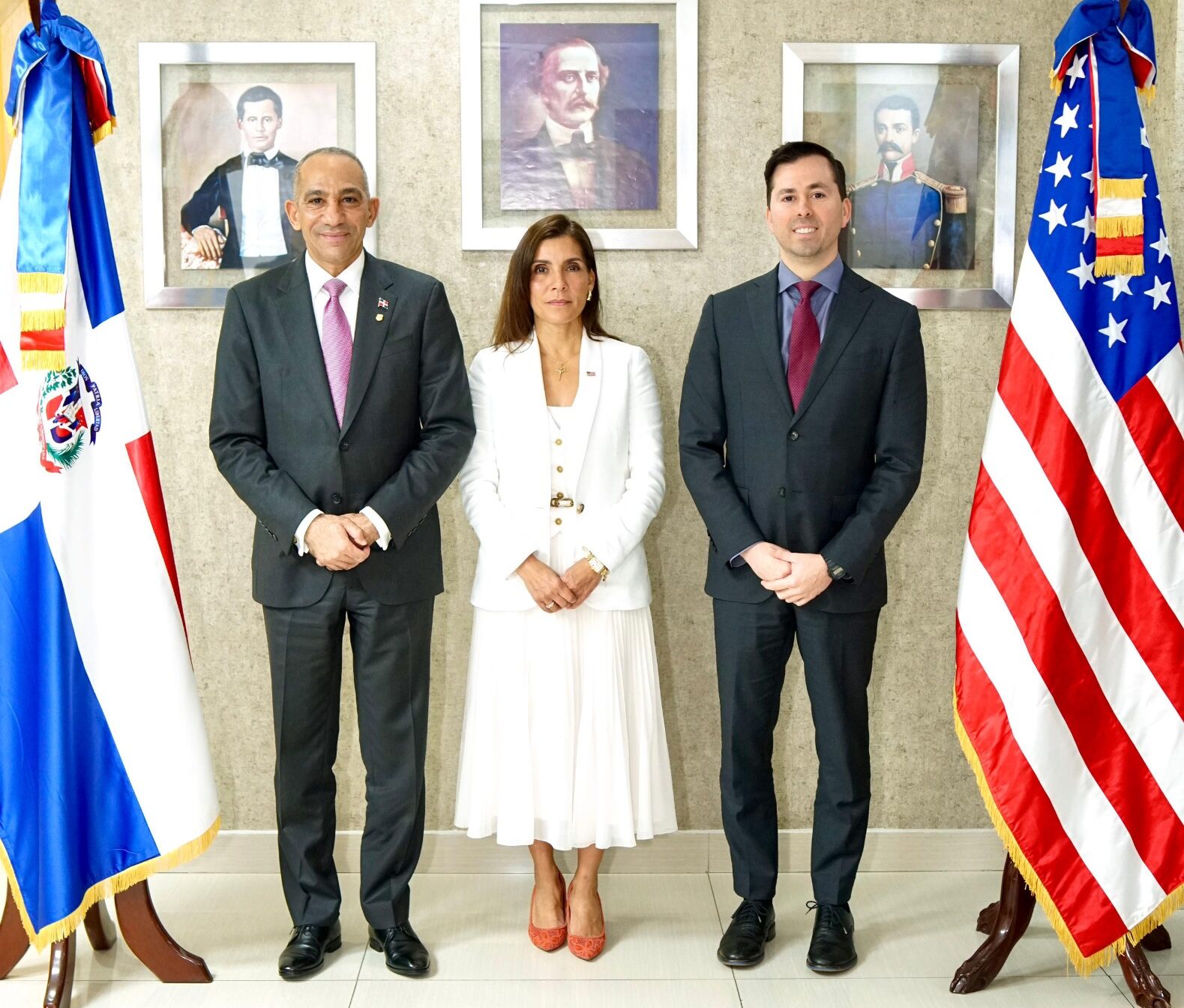 Embajadora de EE.UU. presenta a Richard Cernuda como nuevo agregado de la DEA en RD