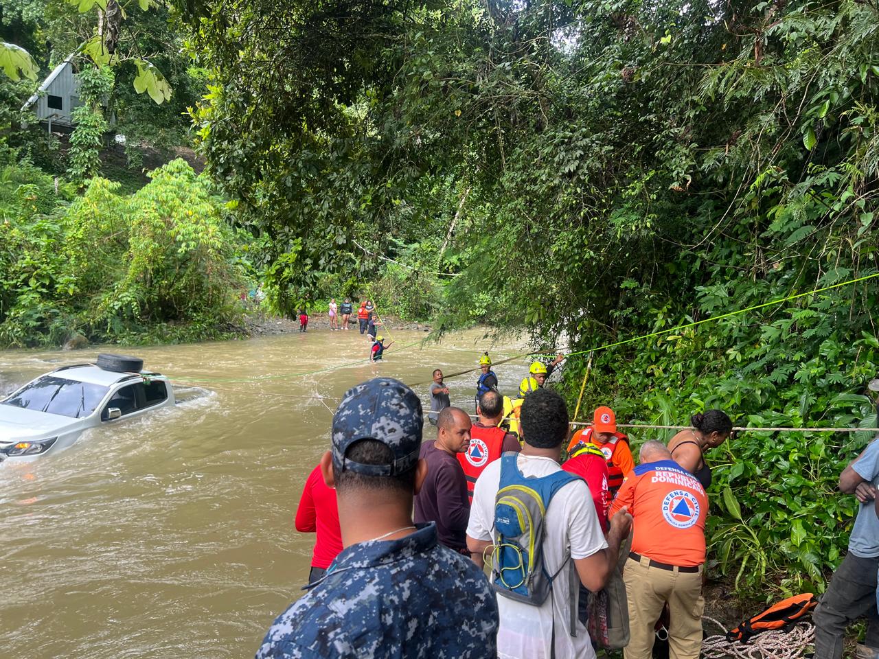 Rescatan 23 personas de río Tireo en Bonao tras crecida