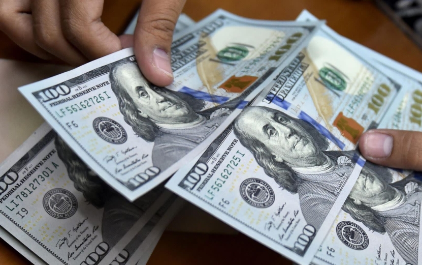 El dólar baja de RD$60 a pesar de la presión