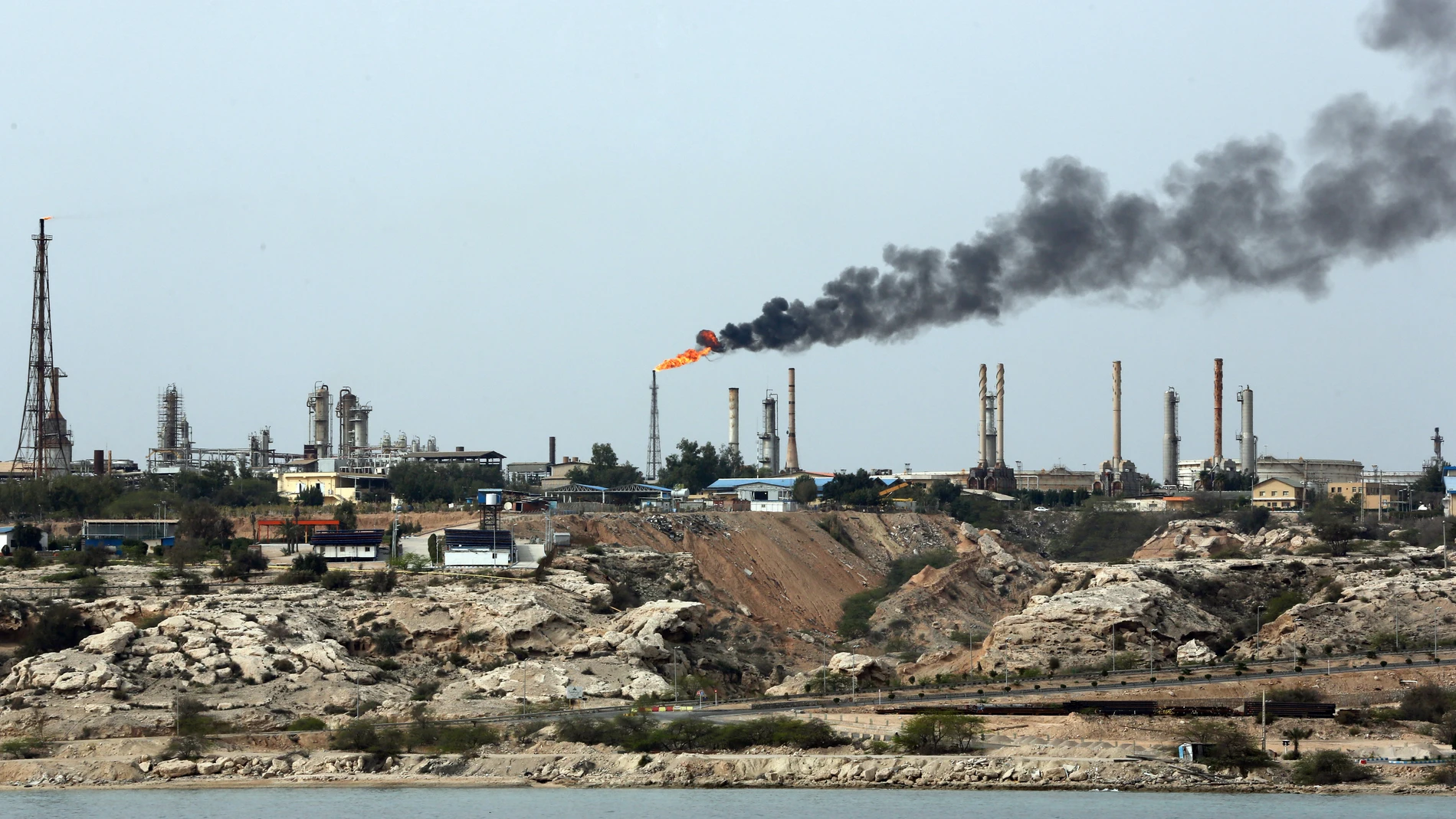 Fuertes explosiones afectan la isla iraní de Jarg, clave en la industria petrolera