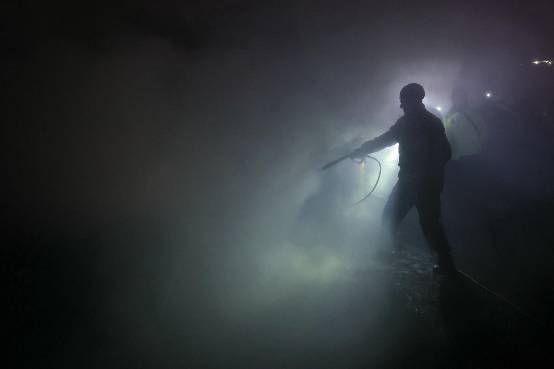 Ataque con drones en aeropuerto de Kuwait provoca incendio en tanques de combustible