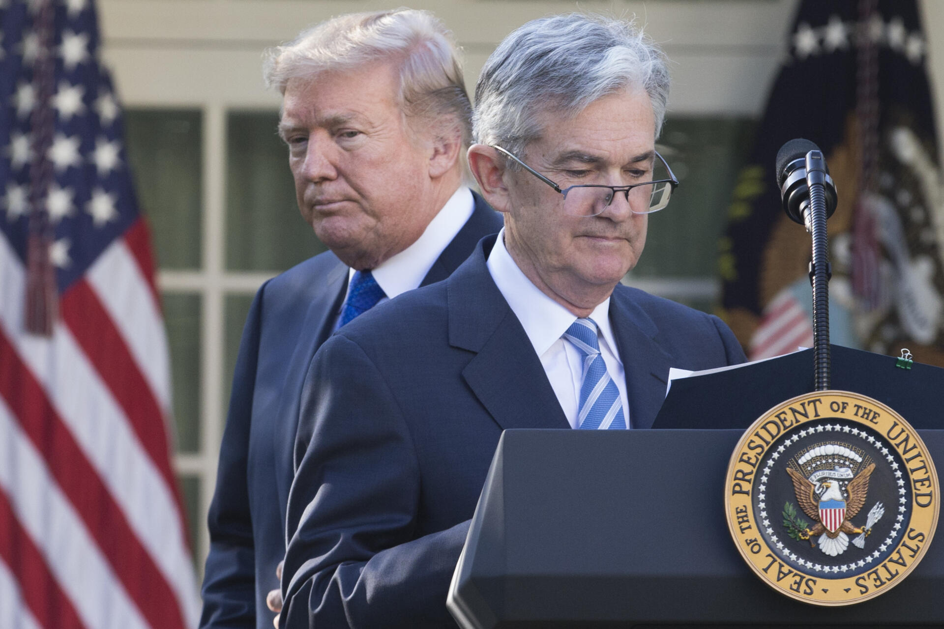 Trump amenaza con despedir a Powell si no deja la Fed