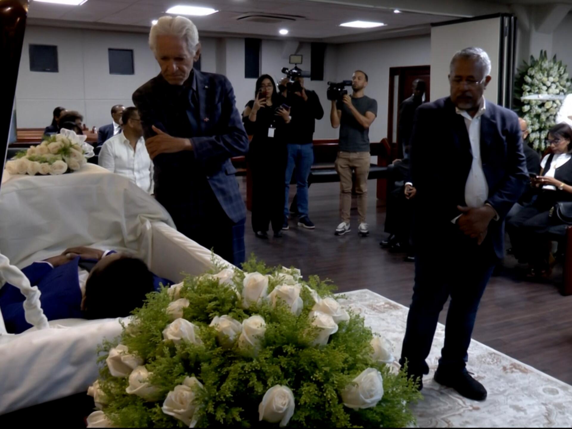 Emotivo adiós a Carlos Batista reúne figuras del arte