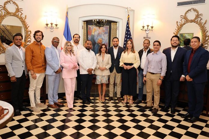 Embajadora Leah Campos se reúne con líderes de medios digitales