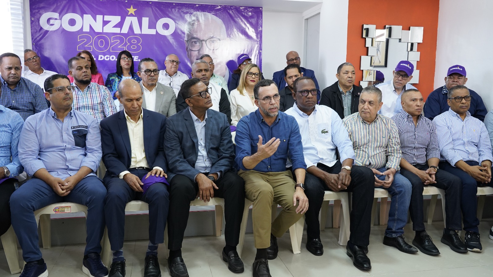 Líderes del PLD en SDE apoyan candidatura de Gonzalo Castillo