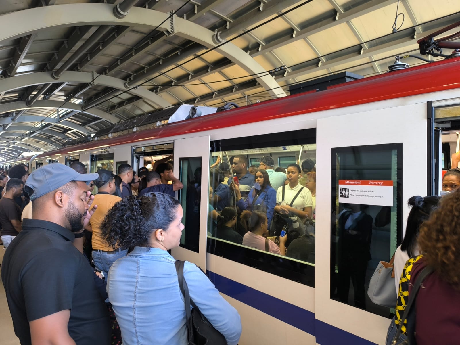 Reanudan Metro y Teleférico tras interrupción en SD