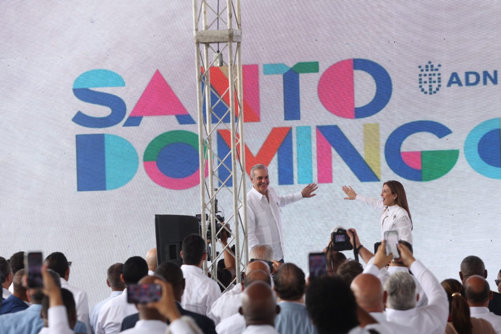 Abinader y Carolina Mejía inauguran Malecón Deportivo