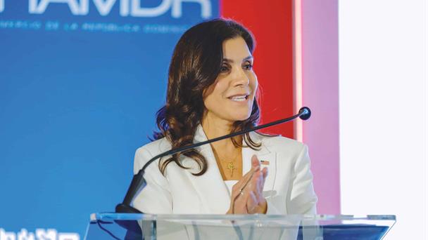 Embajadora Leah Francis Campos cuestiona lucha antidesinformación