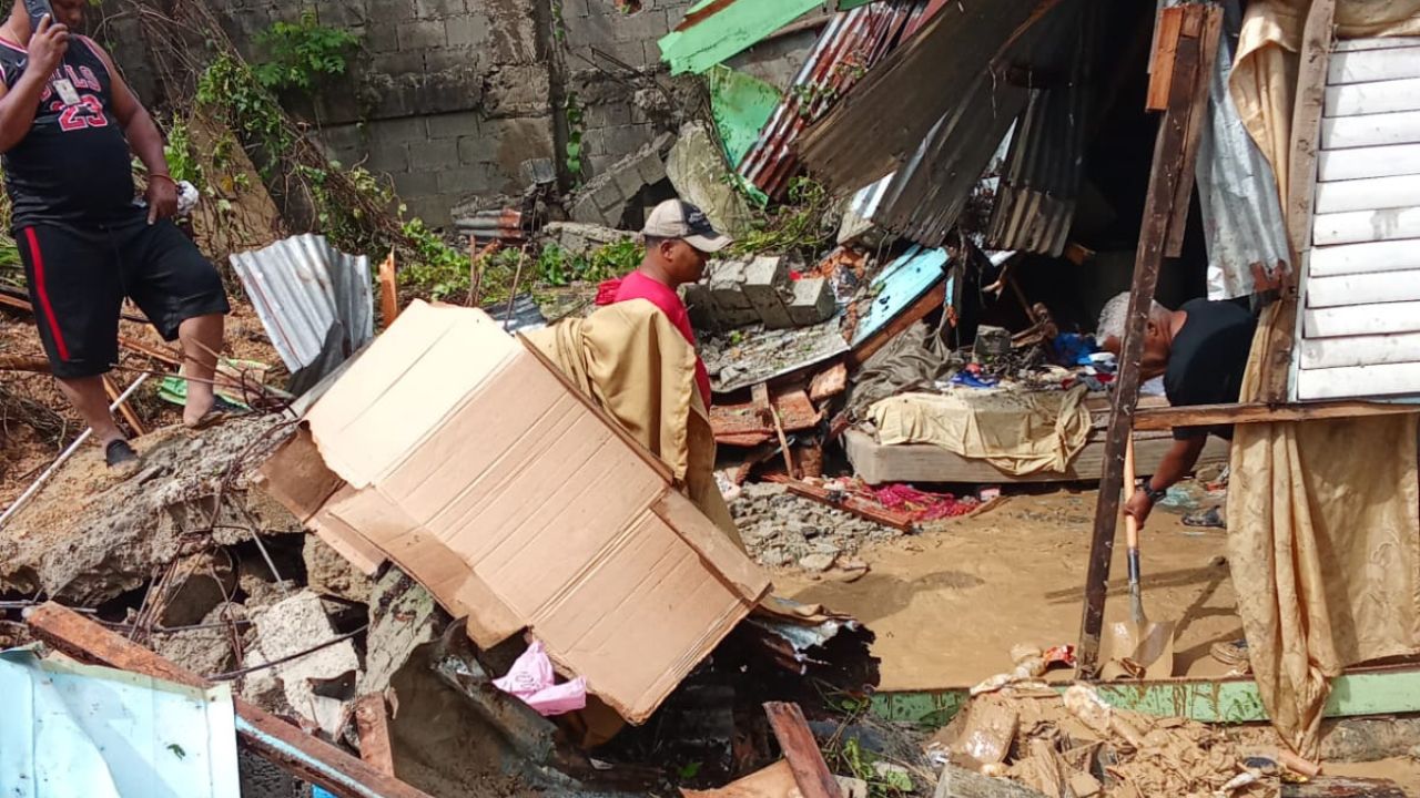 Fallece niña en Santo Domingo Oeste al caerle pared; madre delicada