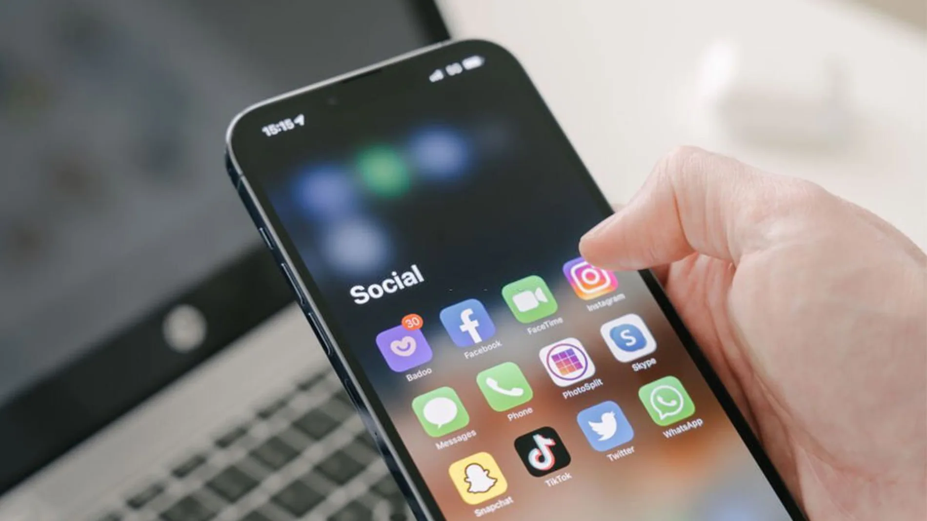 Grecia prohibirá redes sociales a menores de 15 años