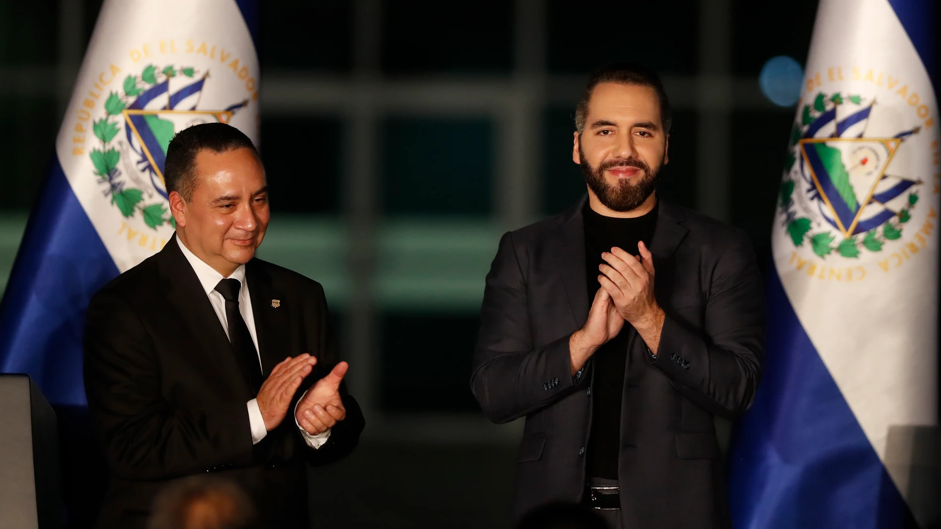 Bukele inicia 2026 con alta popularidad y críticas en aumento