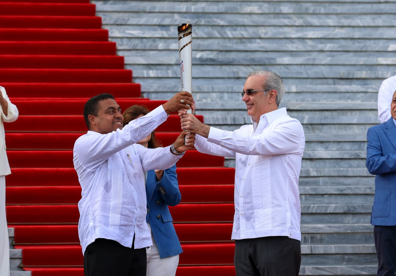 Abinader recibe antorcha e inicia Juegos Centroamericanos 2026