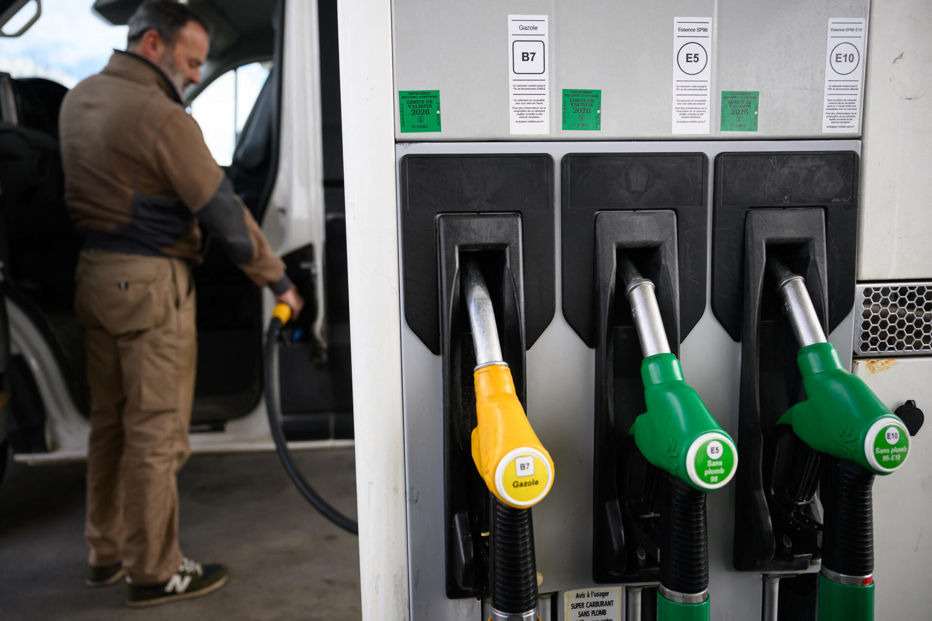 Cae precio del petróleo tras propuesta de paz de Irán
