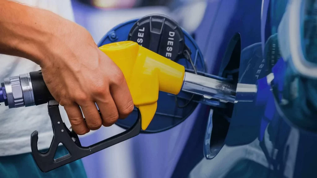 Gobierno sube cuatro pesos a gasolina y ocho a gasoil