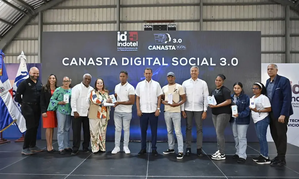 Indotel entrega equipos de internet gratis por 24 meses