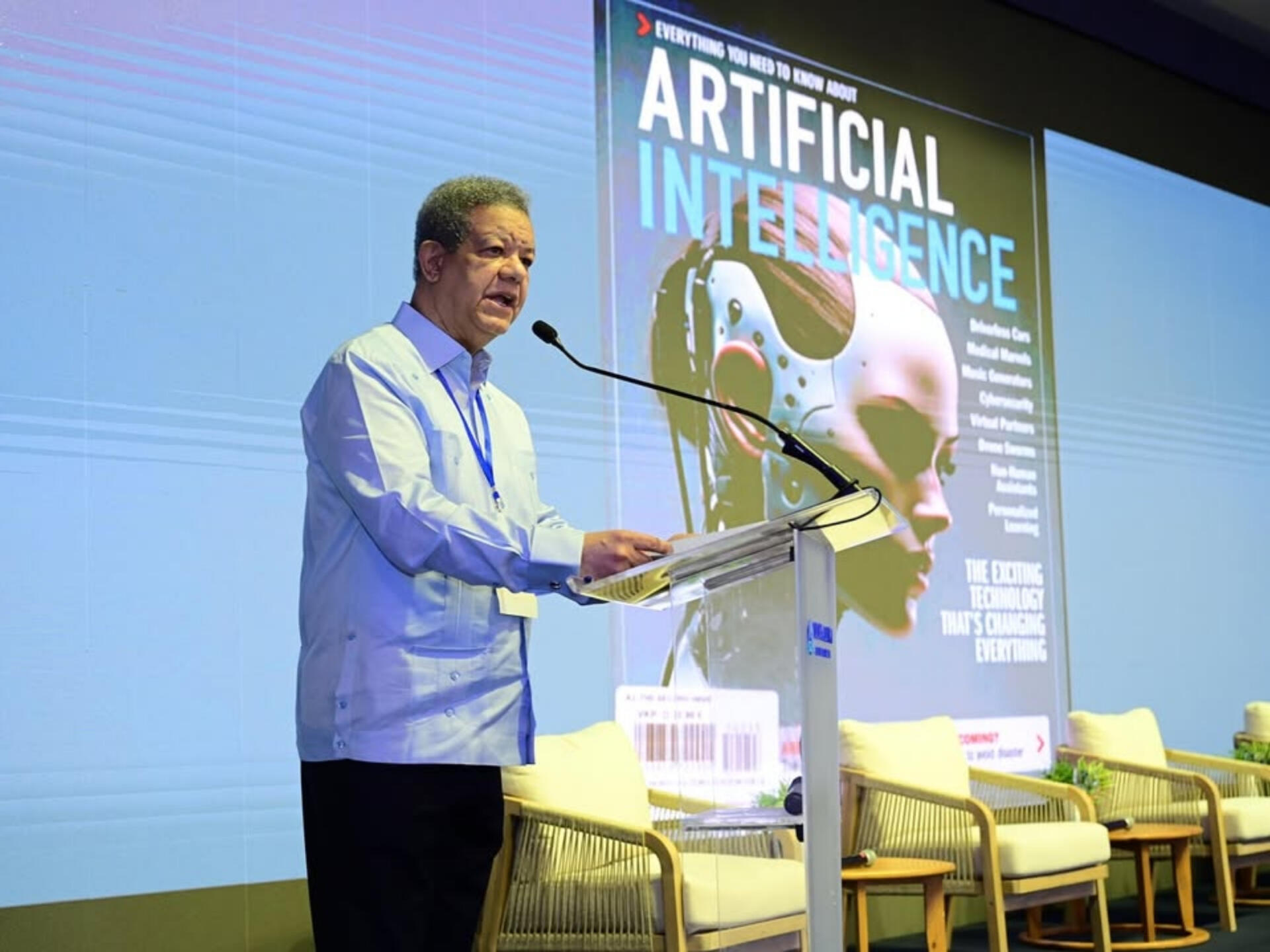 Leonel Fernández destaca inteligencia artificial en política