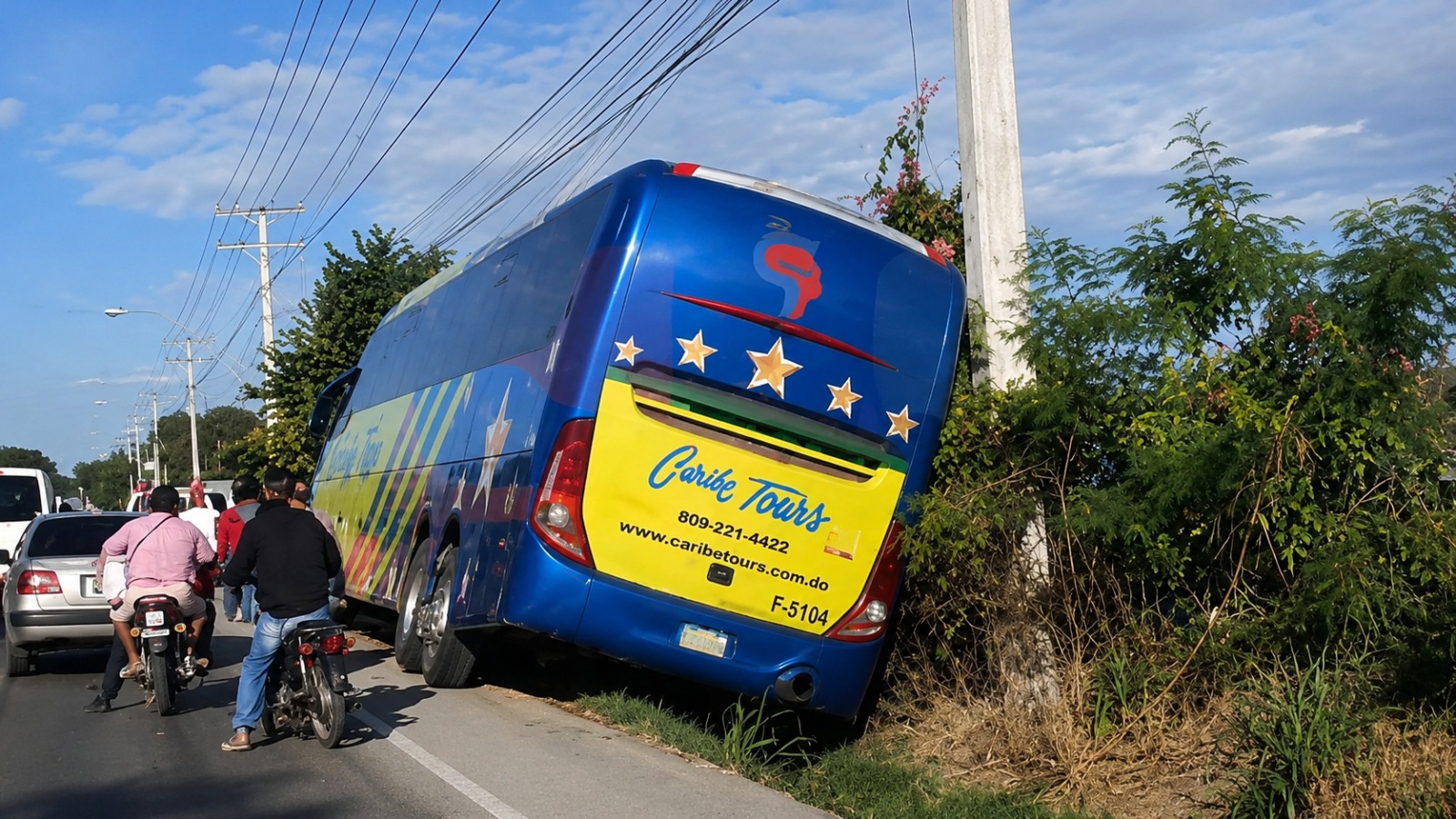 Autobús fuera de control provoca choque múltiple en la Duarte