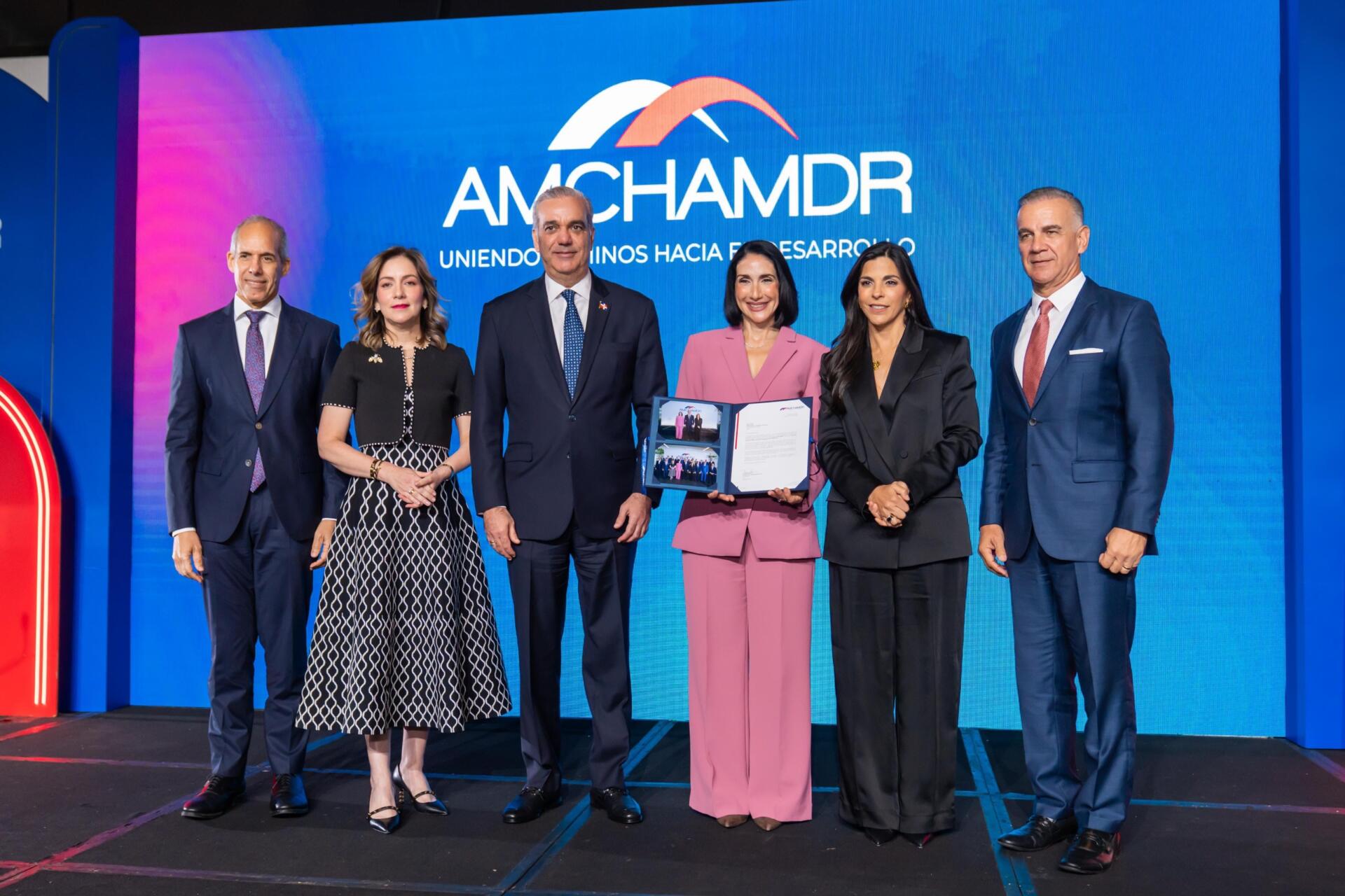 Raquel Arbaje destaca alianzas en almuerzo AMCHAMDR