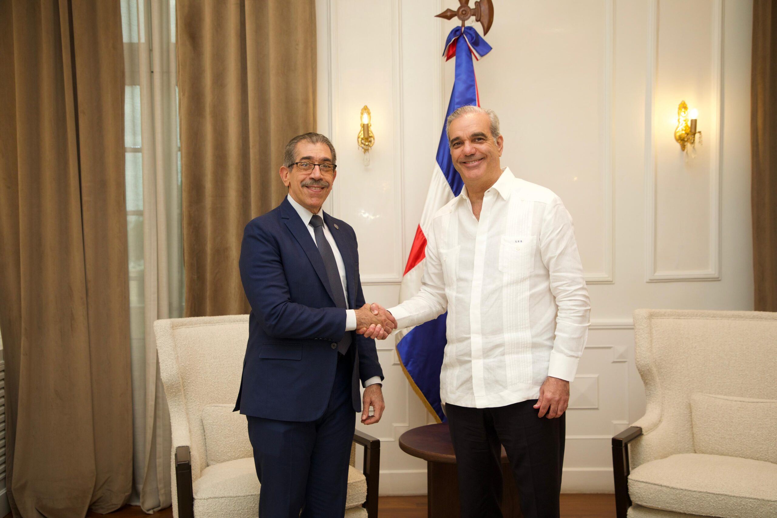 Abinader recibe al nuevo rector de la UASD, Jorge Asjana