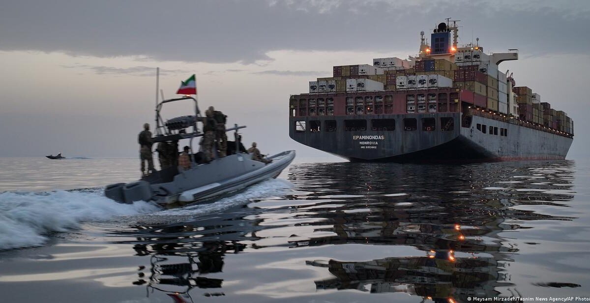 Irán cierra el estrecho de Ormuz por ataques israelíes