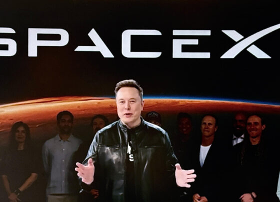 SpaceX debuta