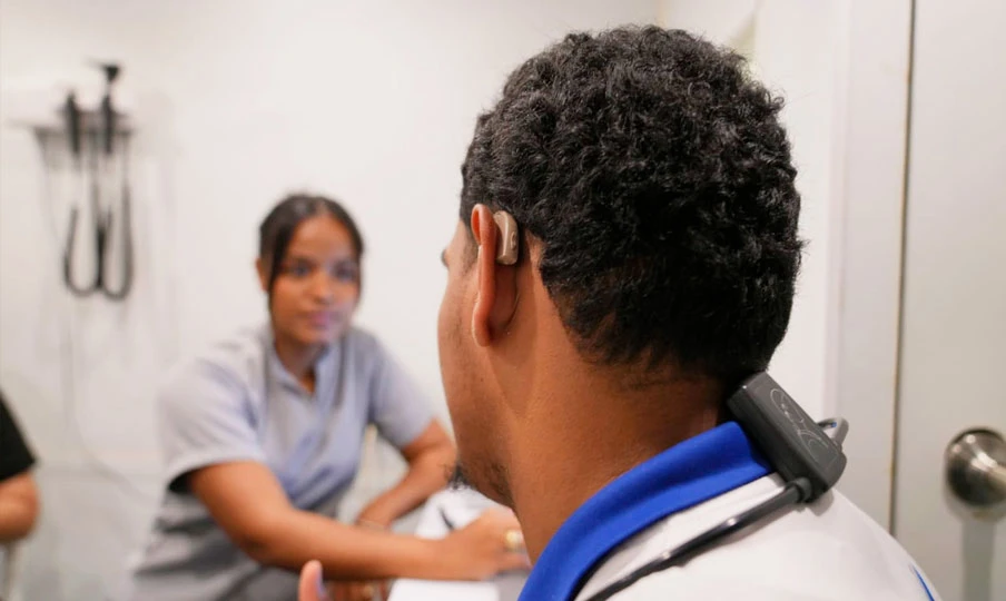 INABIE transforma vida de estudiantes con deficiencias auditivas