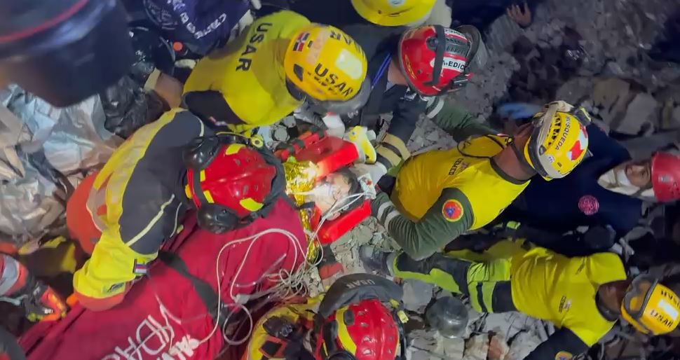 Rescatistas dominicanos salvan a niño en Venezuela