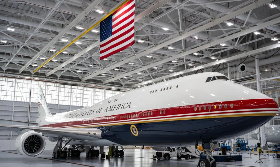 Trump presenta nuevo Air Force One Boeing con colores patrios